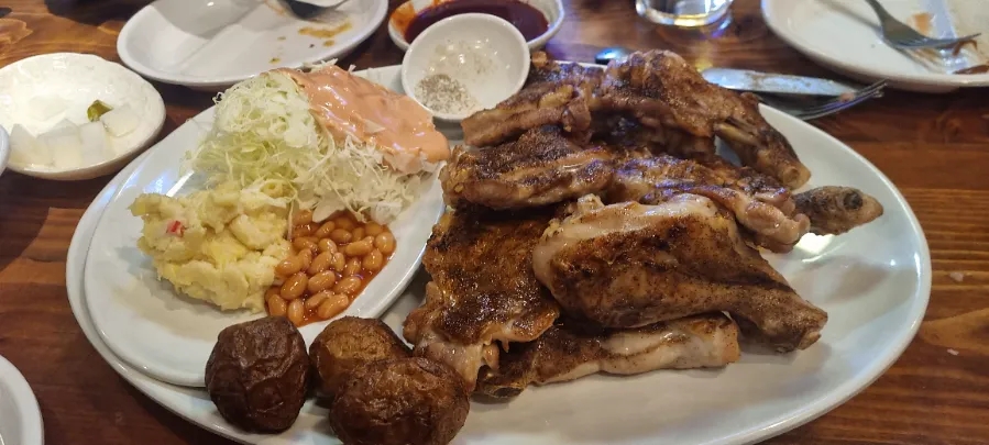The signature menu of the Dalmaji Square barbecue is salt barbecue.