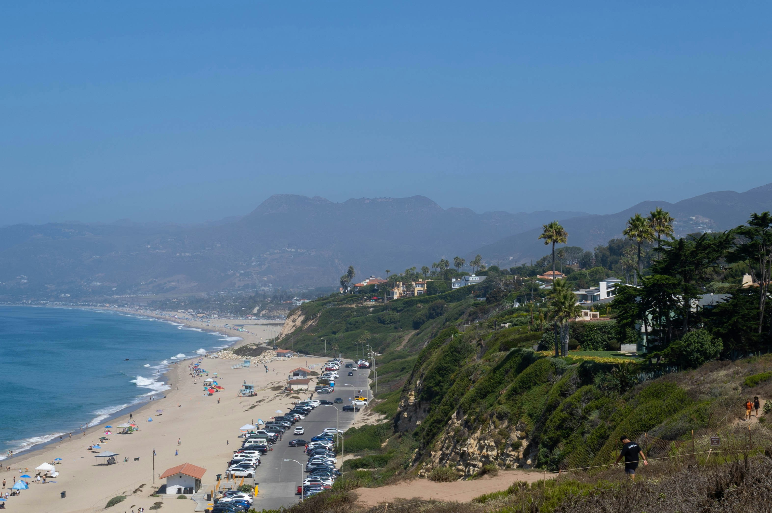 말리부 해안 절벽과 해변 풍경 이미지