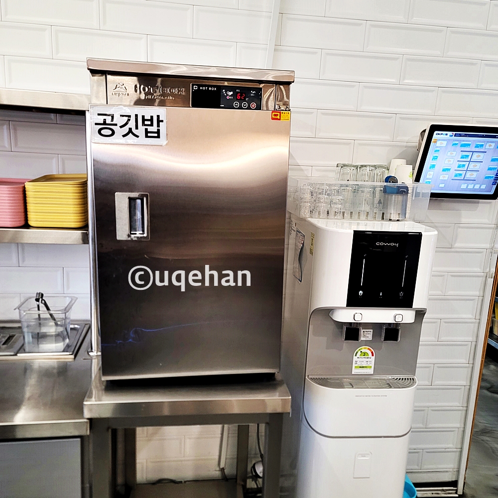 양주 칼국수 밀곳의 셀프바옆에 공깃밥 보관함이 있고 그 옆에 정수기가 있다.