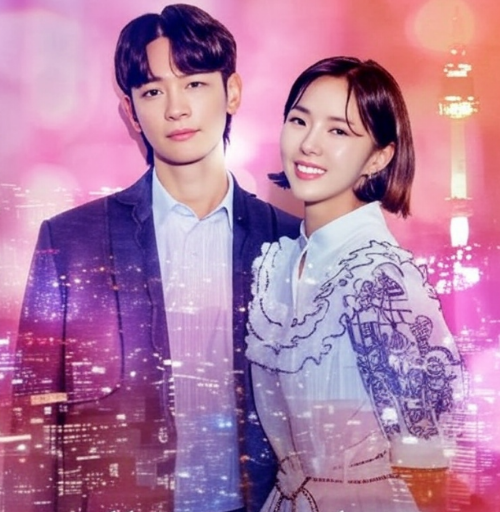 두 젊은 남녀가 꿈을 좇는 치열함에 다소 어두운 남자 표정과 밝은 미소의 여성의 사진