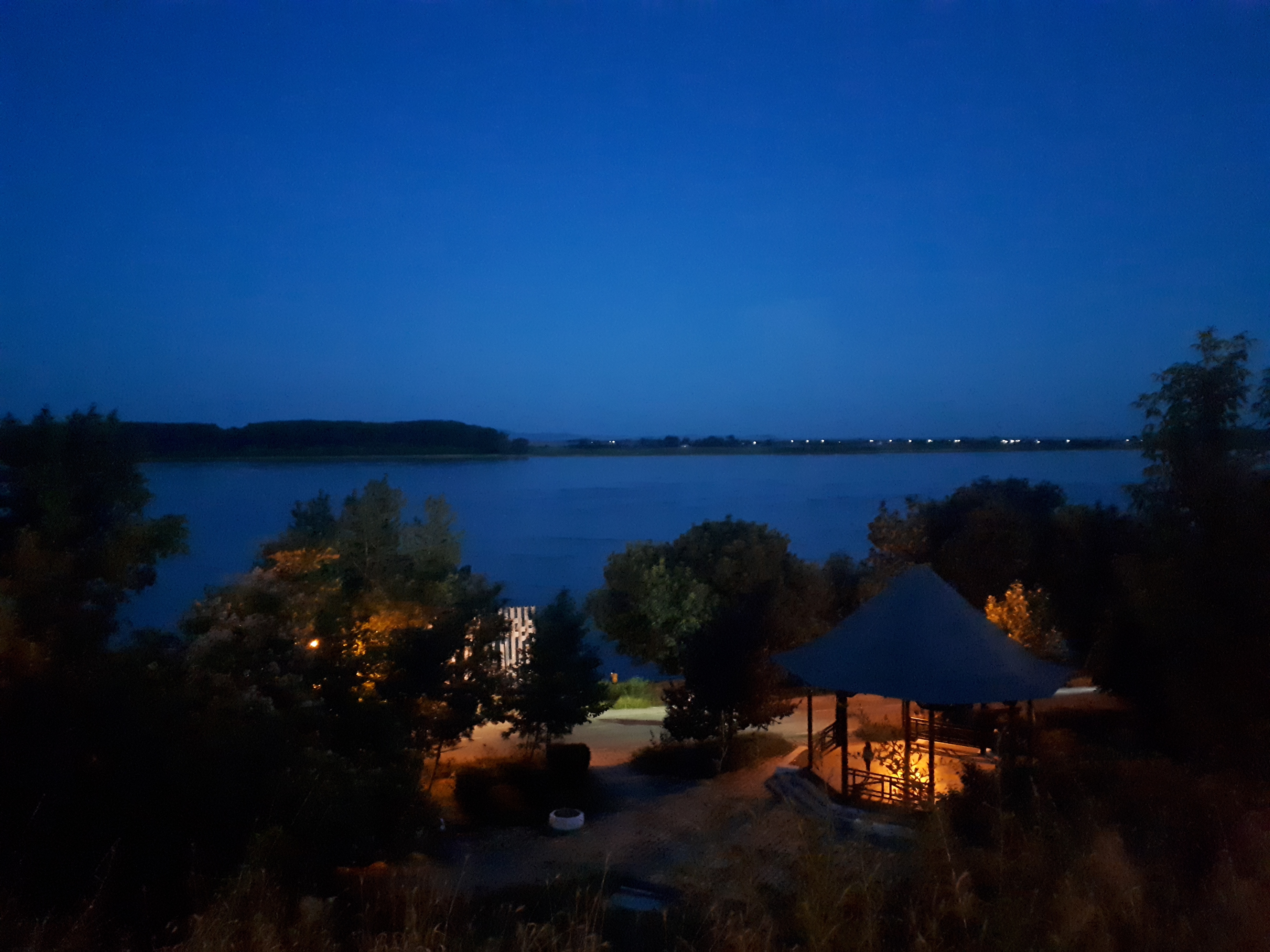 루마니아 갈라치 해 진 후 다뉴브 강변