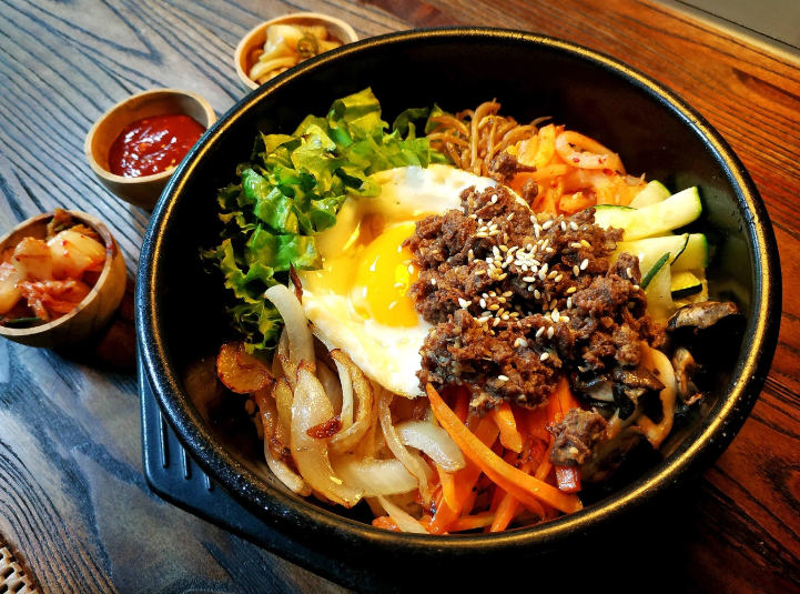 그릇에 담겨 있는 비빔밥 사진