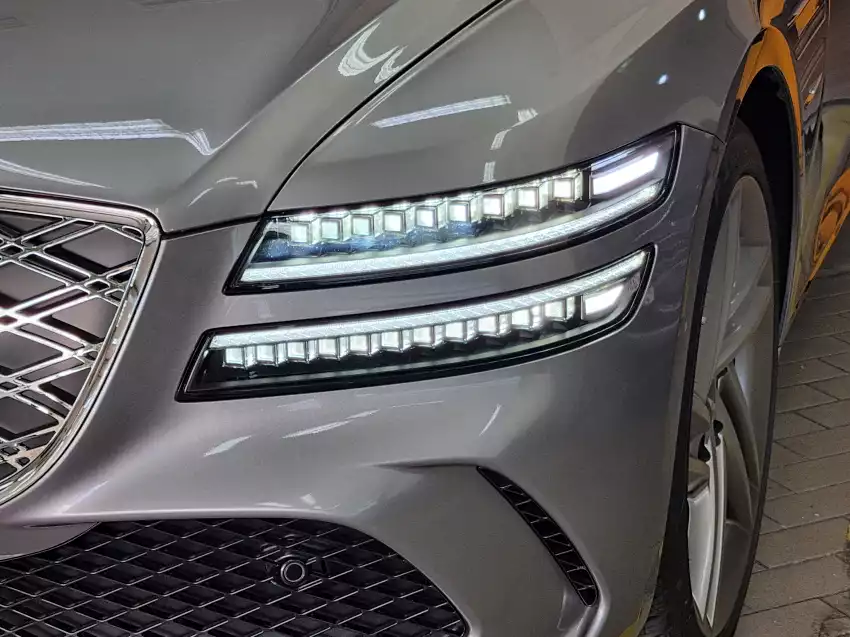 2024 G80에서 MLA 헤드램프를 켠 모습입니다.