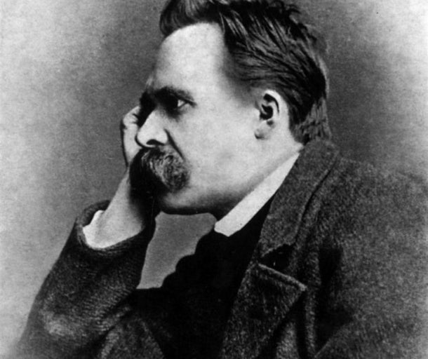 니체 옆으로 앉아있는 이미지