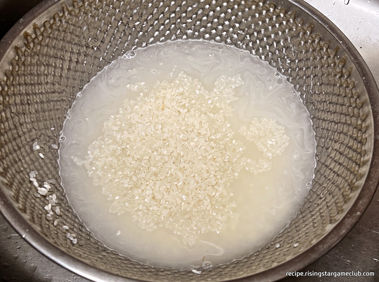 쌀을 씻어 불려 놓은 사진