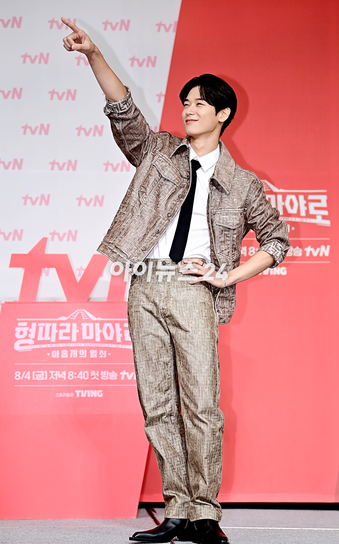 배우 김성균, 차승원, 더보이즈 주연이 1일 오후 서울 마포구 서울가든호텔에서 열린 tvN '형따라 마야로 : 아홉 개의 열쇠' 제작발표회에서 포토타임을 갖고 있다. [사진=곽영래 기자]