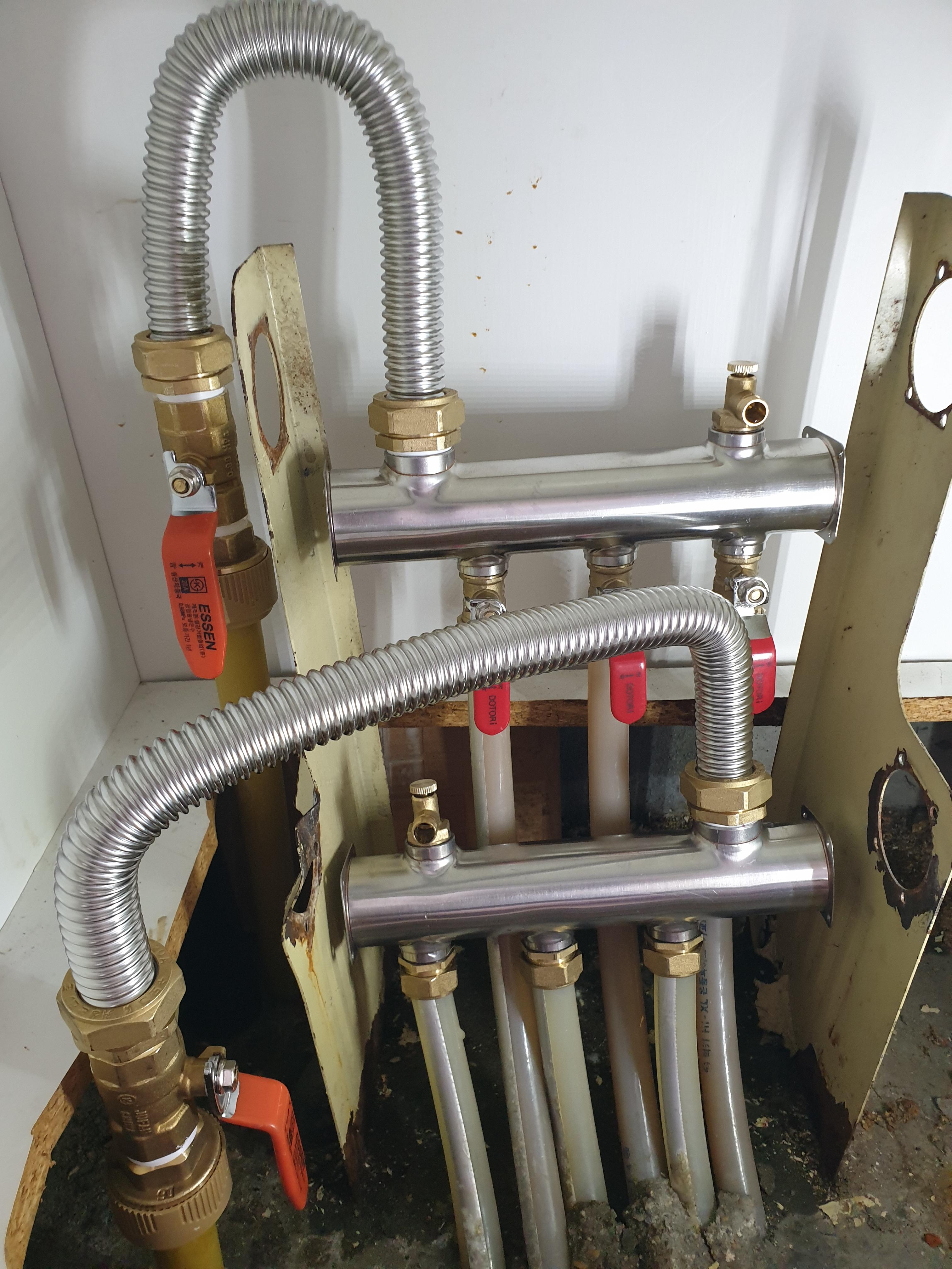 분배기 하바에 주름관 연결하고 모든 밸브 열기