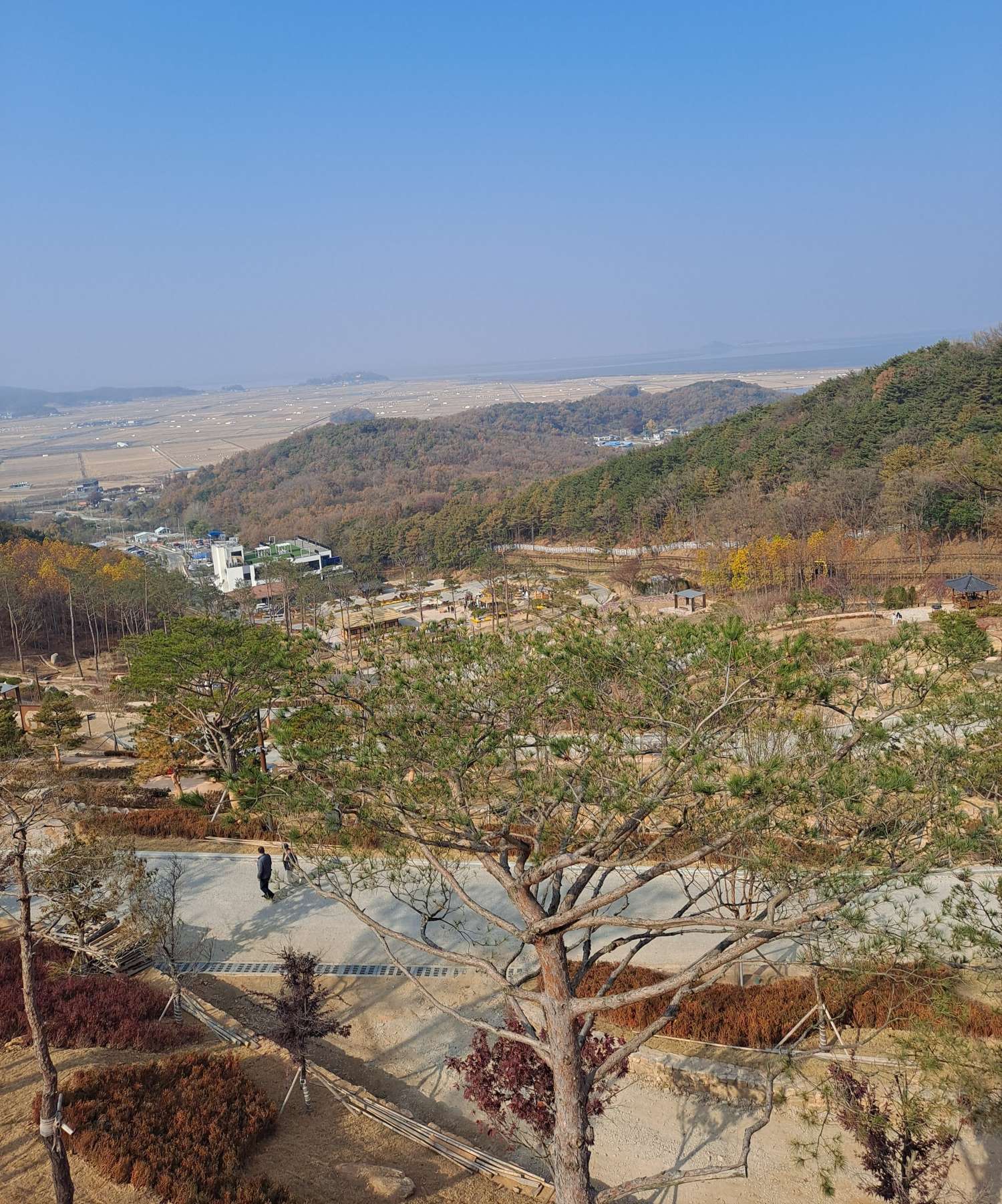 아래로 화개정원이 펼쳐지다