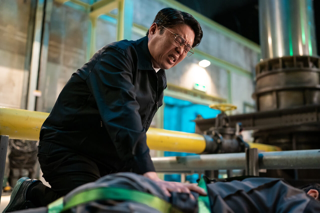 쓰러진 직원을 치료하는 약선