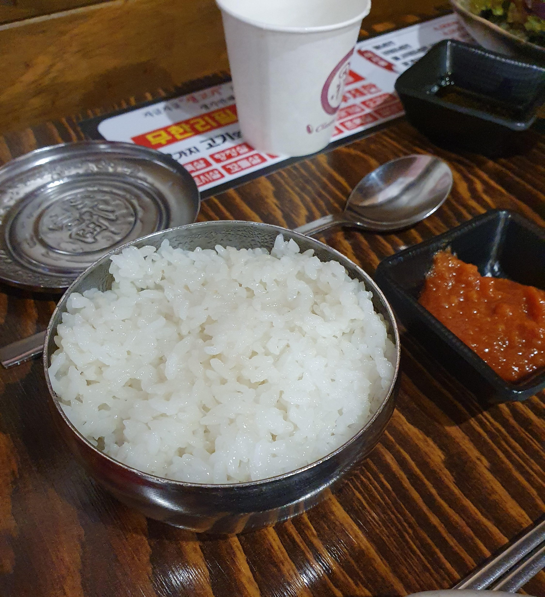 살살고기 상대점 공기밥 밥이 많이 꾹꾹 눌어담아서 사장님의 밥 인심이 느껴진다!!