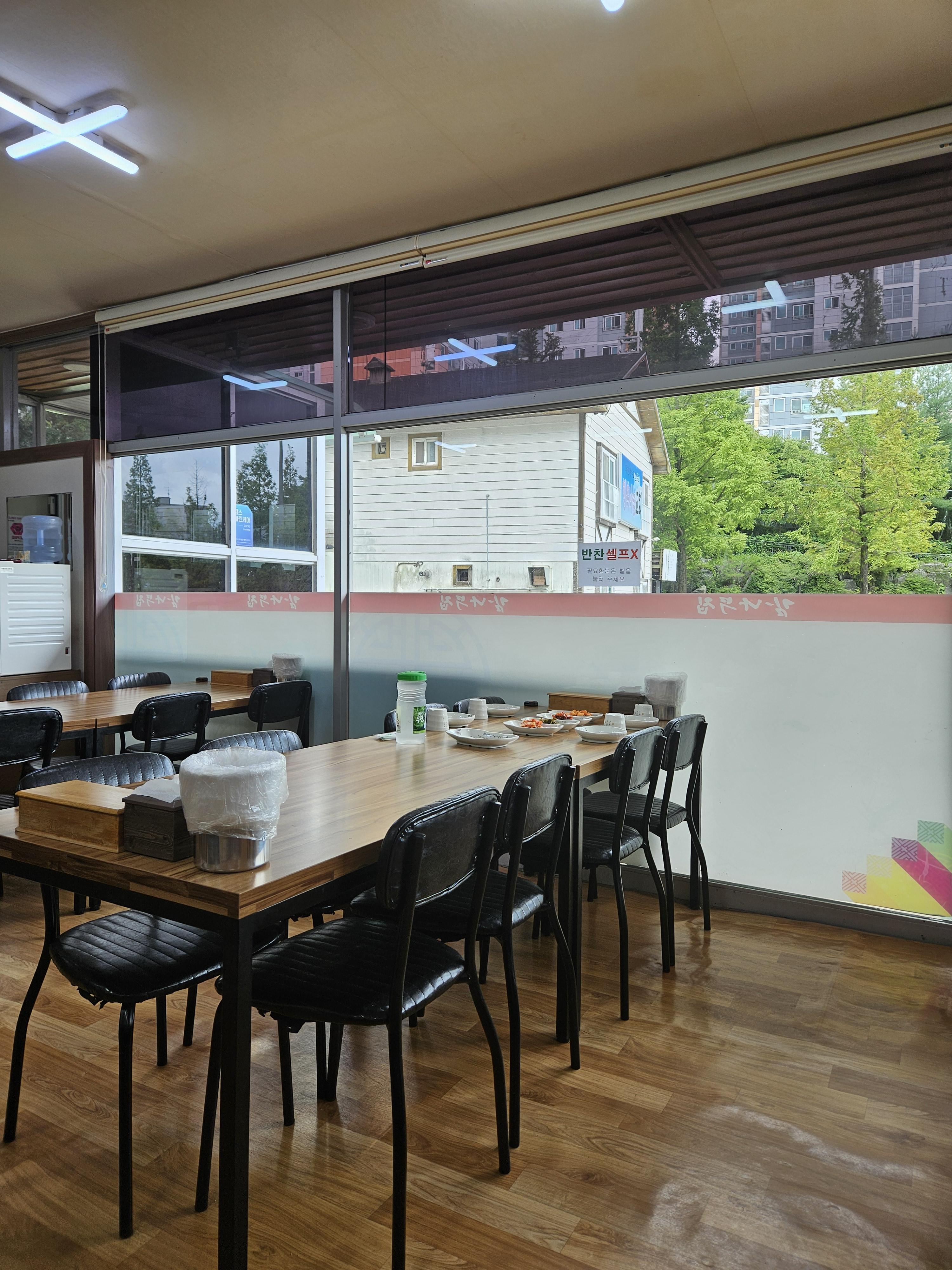 아일랜드 리솜 - 당진IC 도안동감나무집 - 식당은 평범