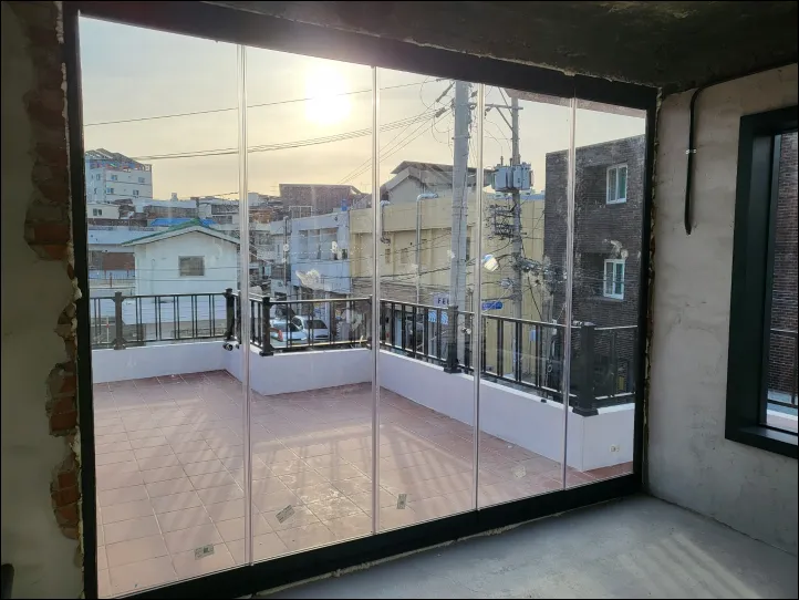 프레임리스 폴딩도어 시공