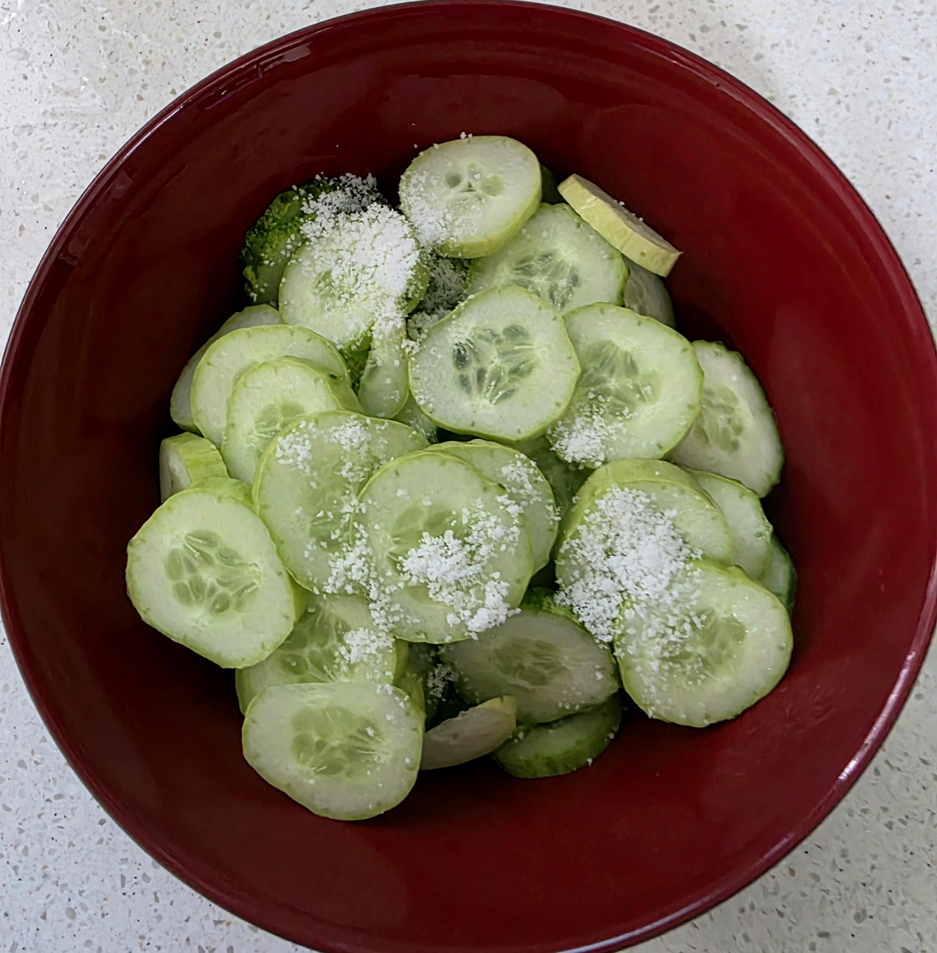 소금에-오이를-절여서-사용해요.