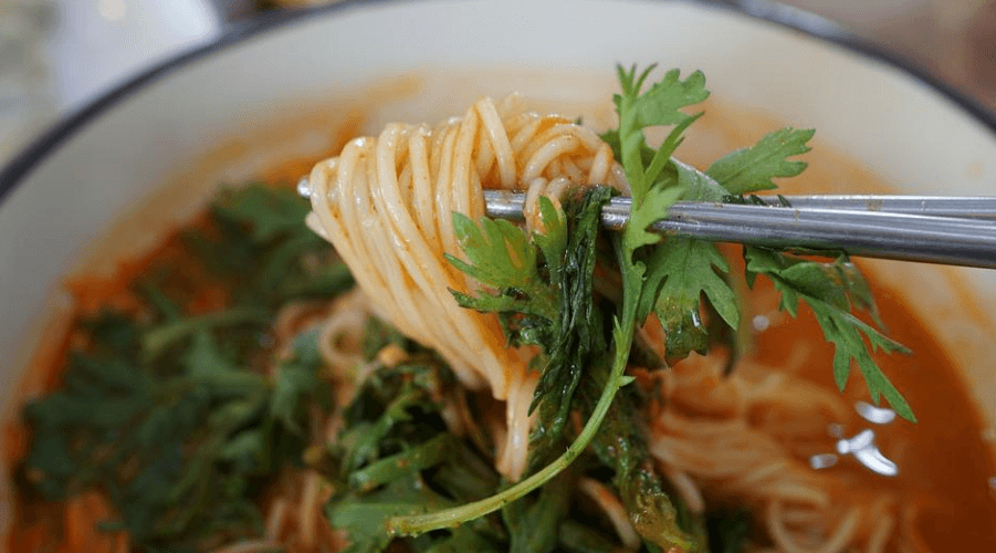 라면 위에 올려져 있는 쑥갓