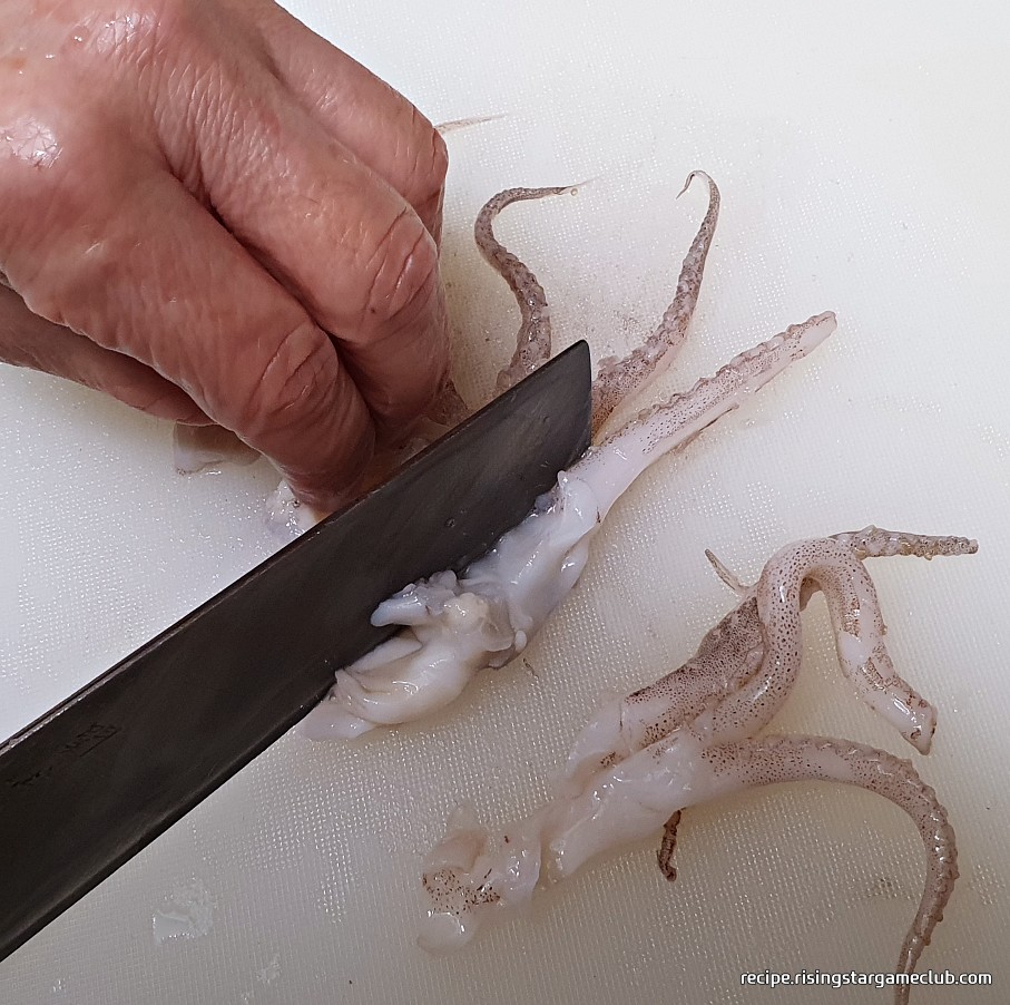 맛있는 오징어볶음에 들어갈 오징어 다리를 먹기 좋은 크기로 자르는 사진