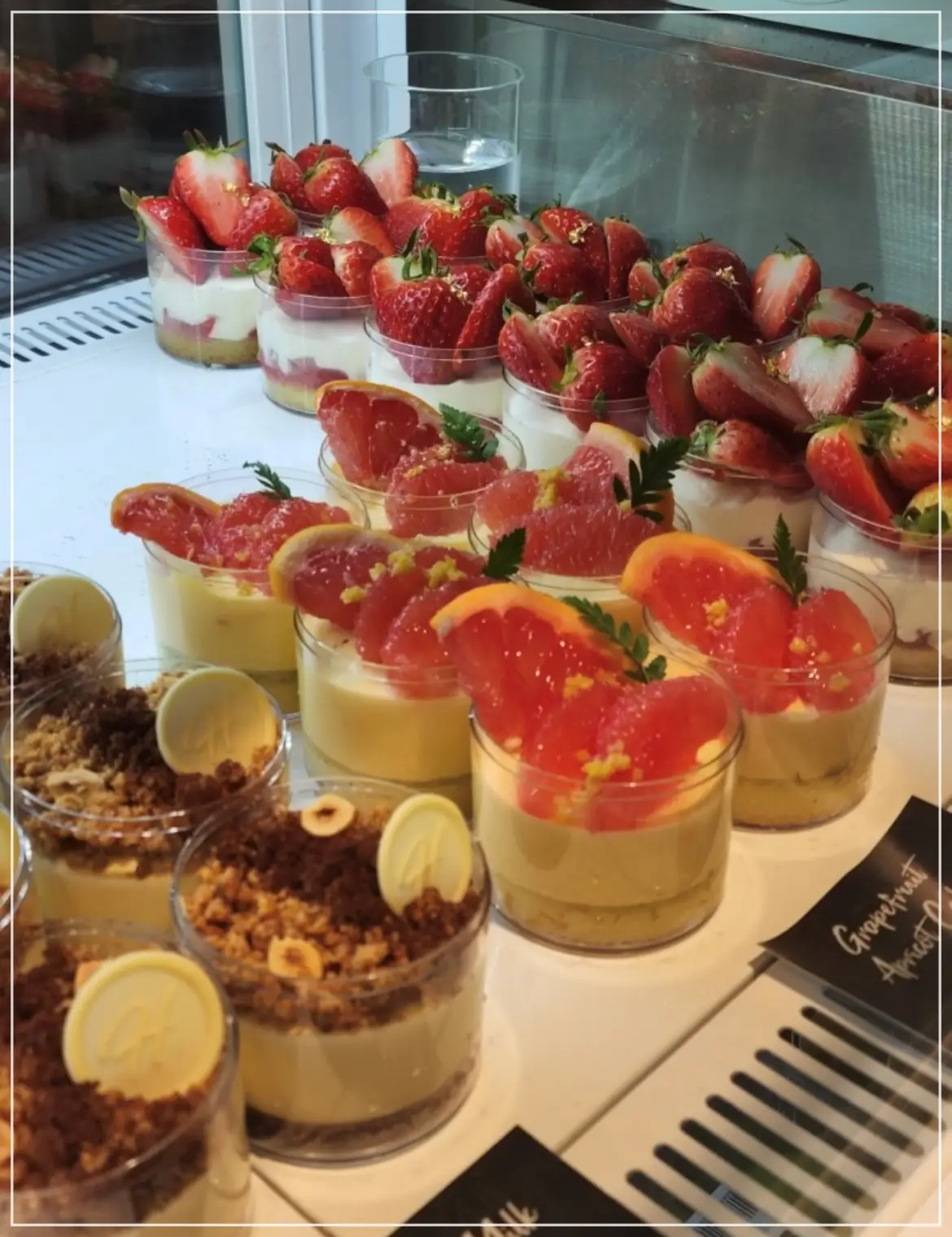 퍼스트커피랩-강남점-베이커리-진열2-출처-네이버-사진