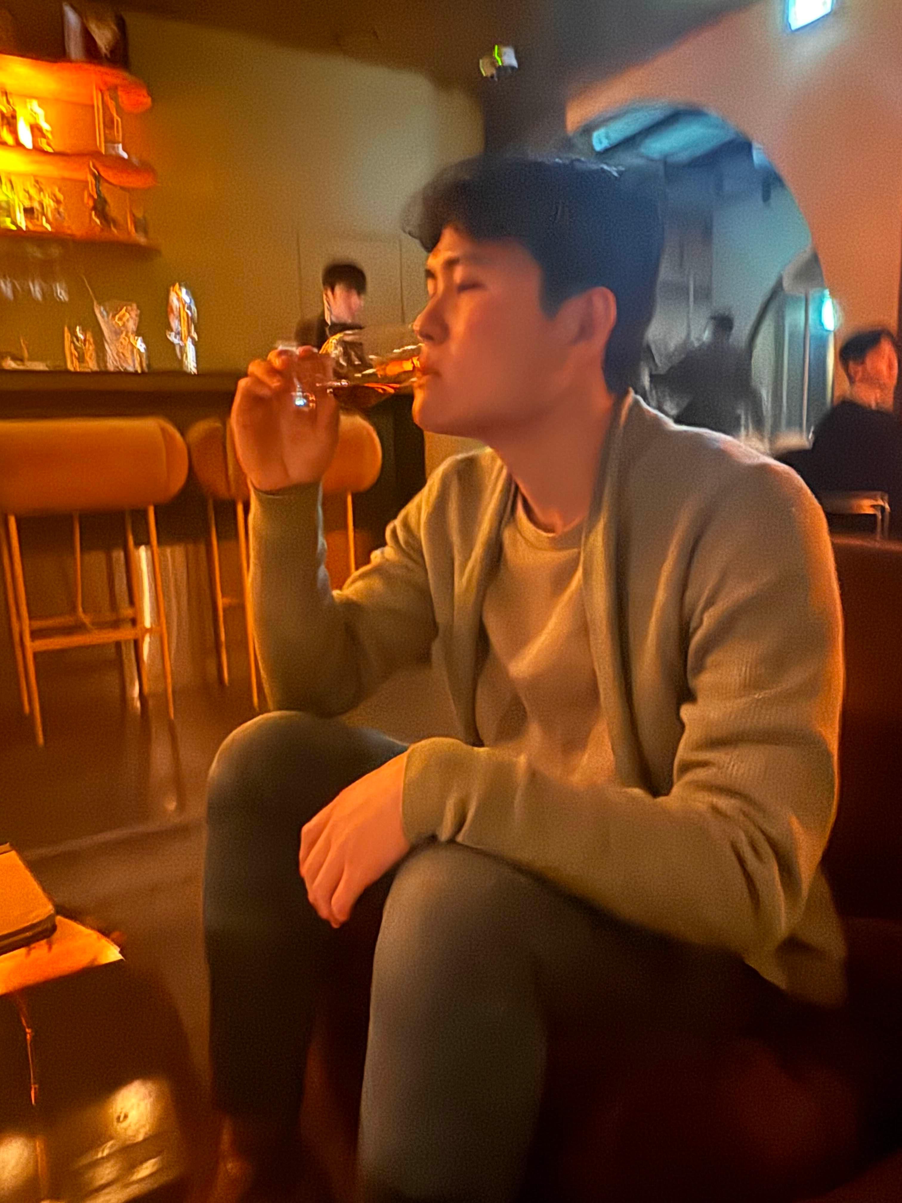 술을 마시고 있는 내 사진