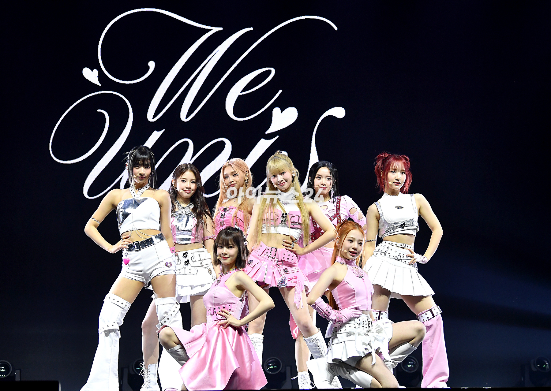 걸그룹 유니스가 27일 오후 서울 광진구 예스24라이브홀에서 열린 첫 번째 미니앨범 &#39;WE UNIS(위 유니스)&#39; 발매 기념 데뷔 쇼케이스에서 무대를 선보이고 있다. [사진=곽영래 기자]