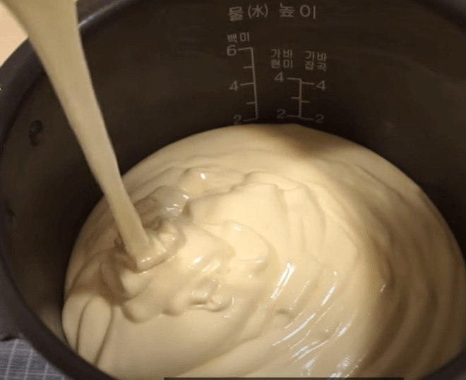 전기밥솥에 카스테라 반죽넣은 사진