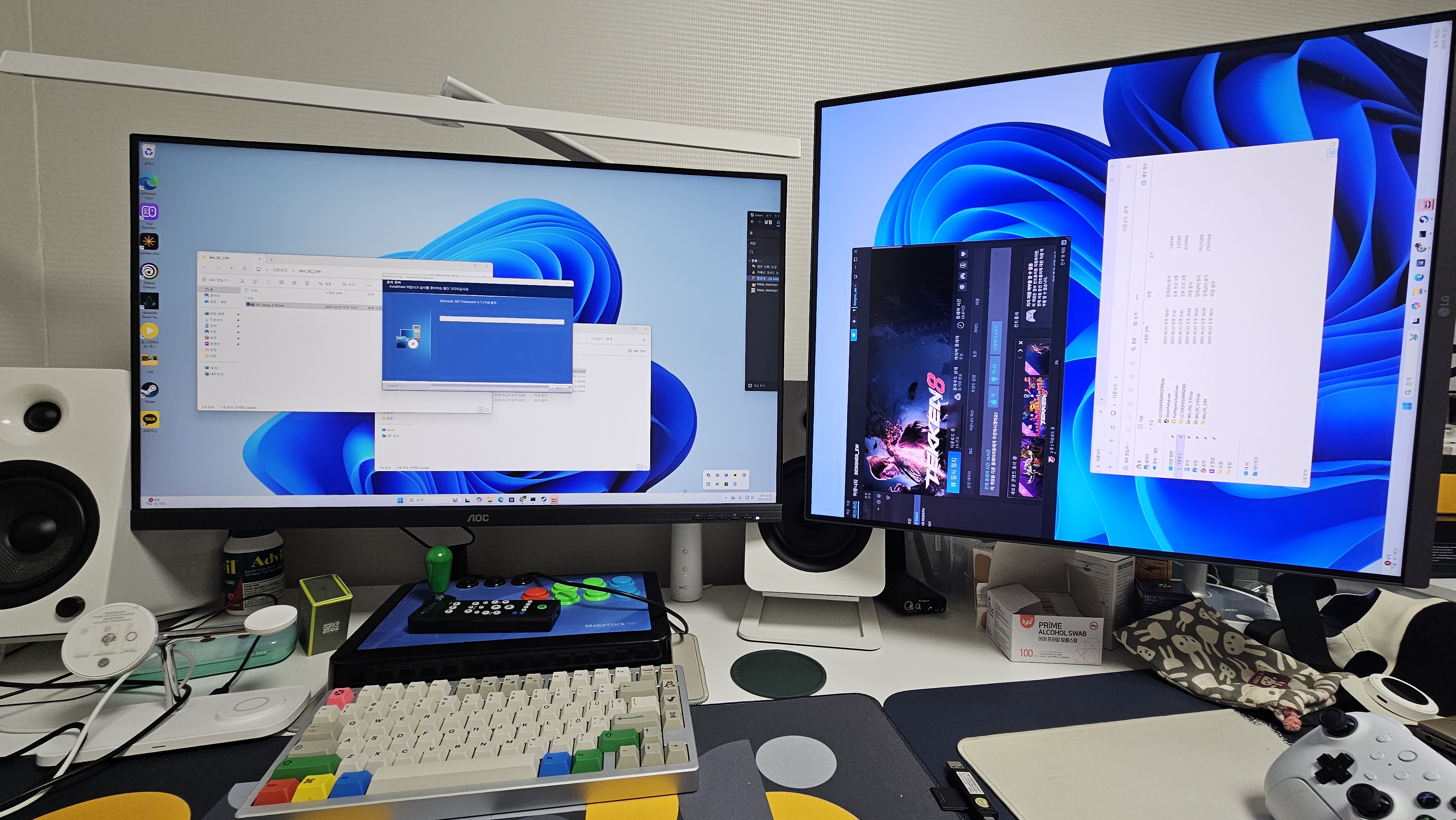 LG 듀얼업 28MQ780-BA 암 스탠드로 책상 공간이 확보된 모습