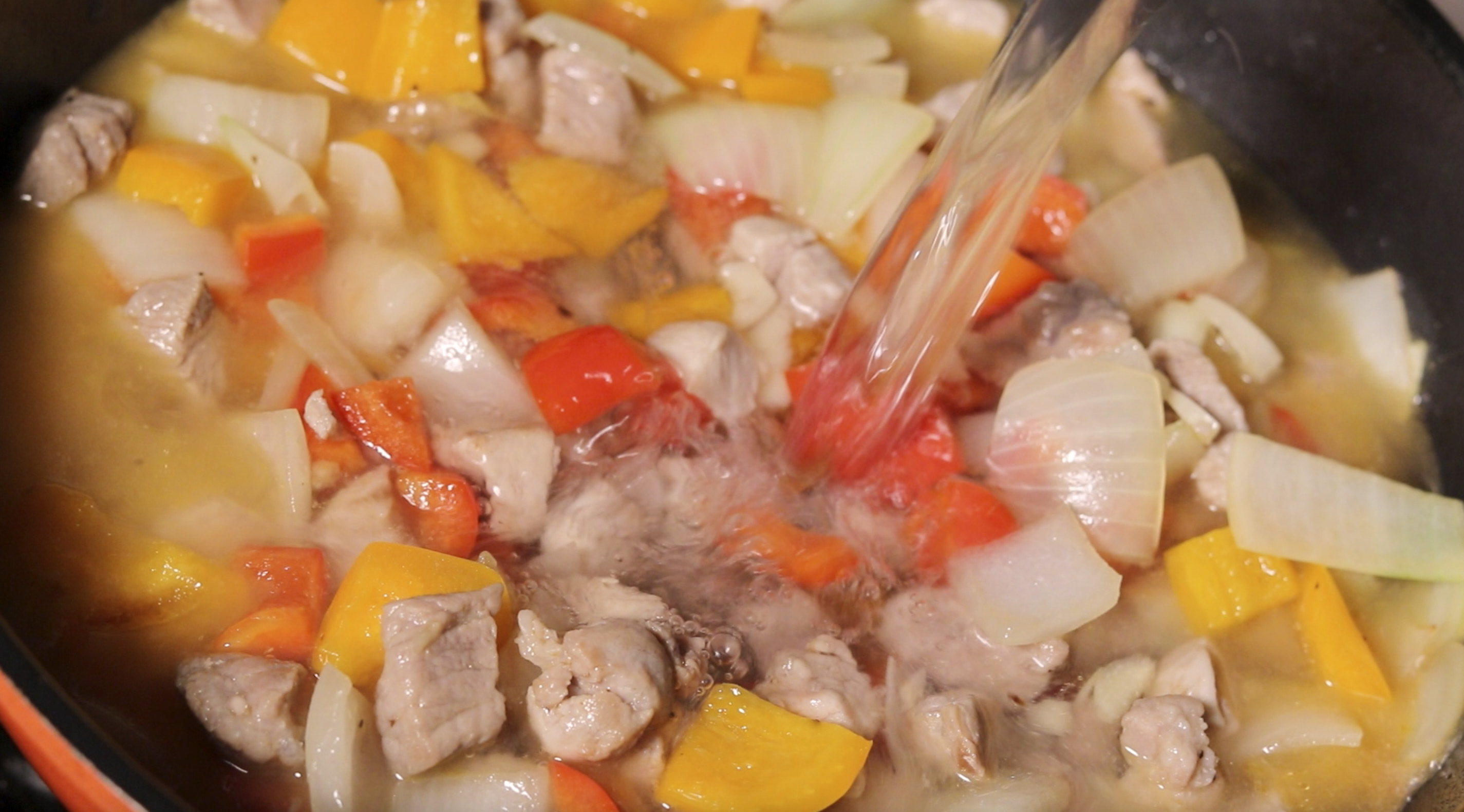 8. 물은 재료들이 잠기는 정도로 부어주세요. 