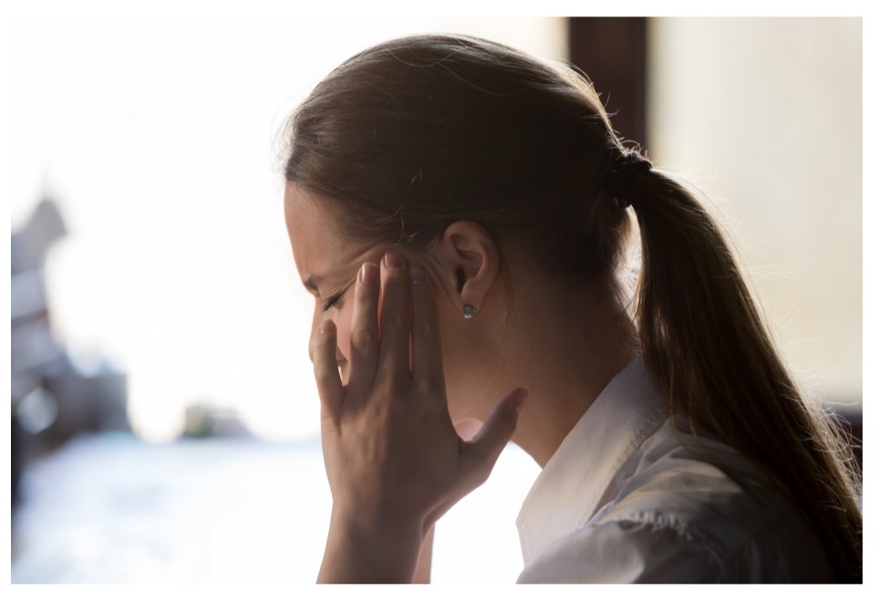 두통으로 힘든 여자 사진