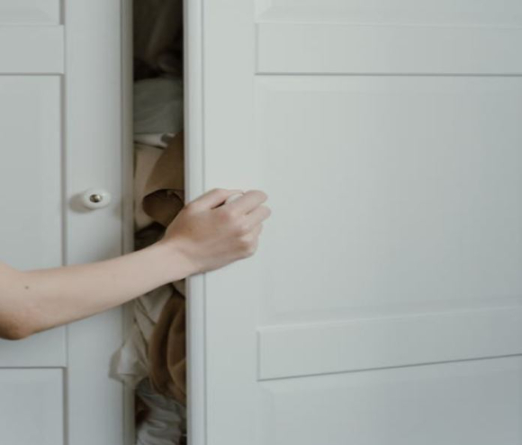 유부남 집 장롱 안에 숨어있다&#44; 유부남의 배우자에게 불륜관계를 의심받자 폭행한 여성이 벌금형을 선고받았다. 본 기사와 무관한 이미지. [사진=pexels]