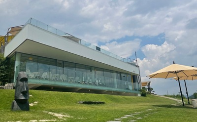 야외에서 바라본 모아이 카페의 모습을 찍은 사진