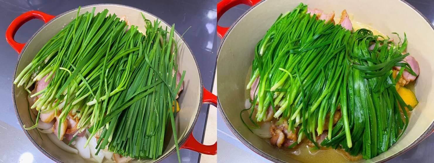 왼쪽 사진에는 냄비에 부추가 넣어져 있고 부추 아래로 훈제 오리와 양파 단호박이 보인다
오른쪽 자신에는 익은 부추가 보 있고 부추 아래 훈제 오리 단호박, 감자가 보인다. 그리고 약간의 국물이 있다.