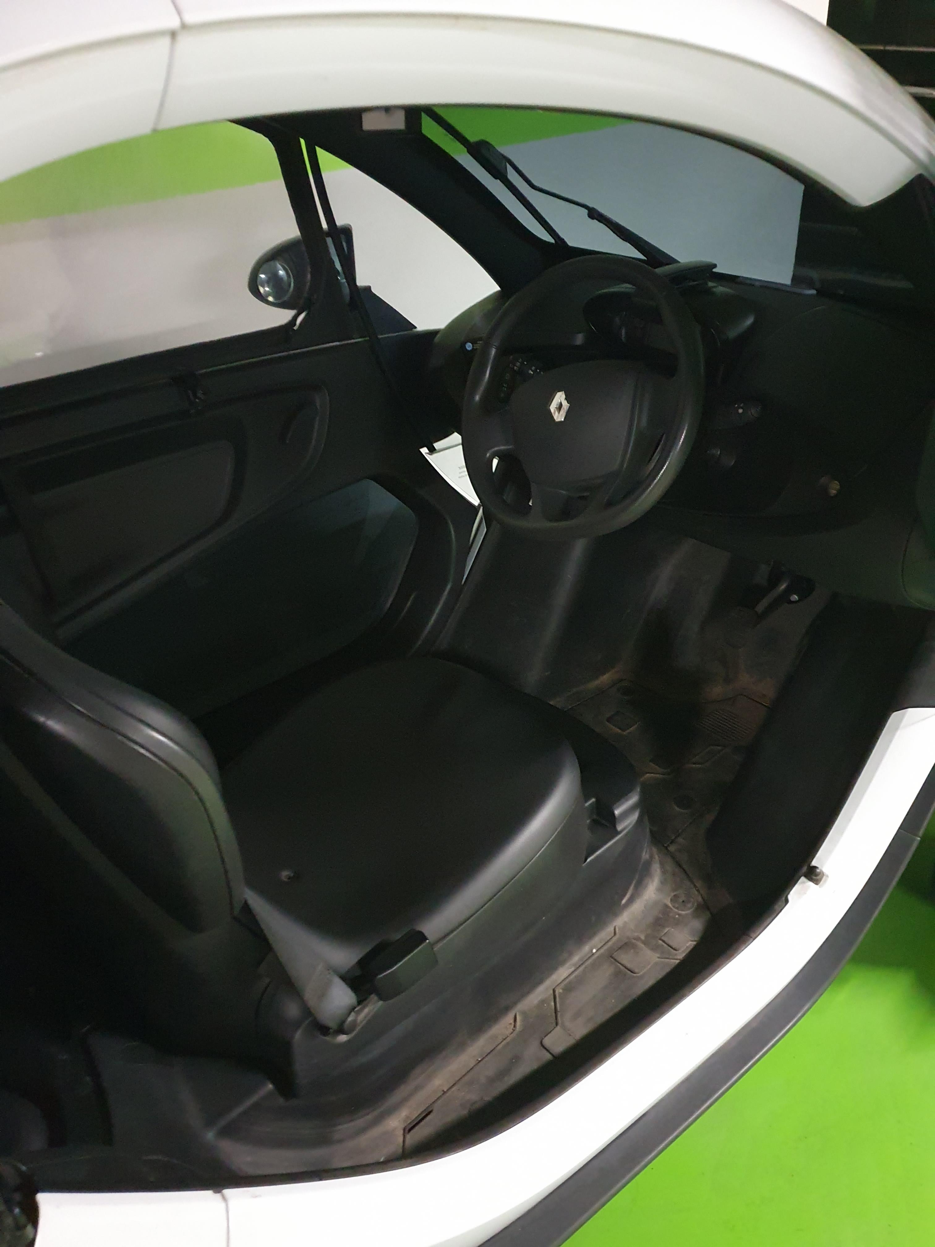 트위지 실내 사진