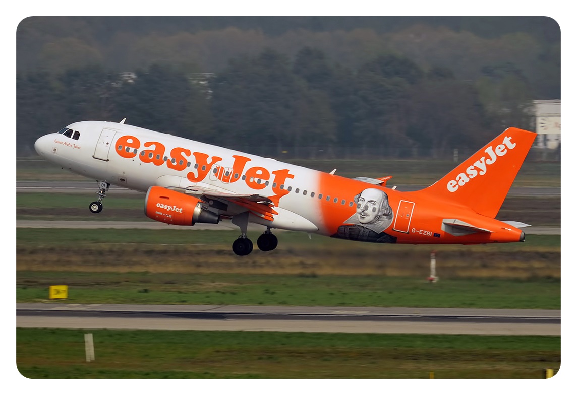 이지젯 항공의 소형 비행기 A319-100이 비행하고 있는 모습을 찍은 사진