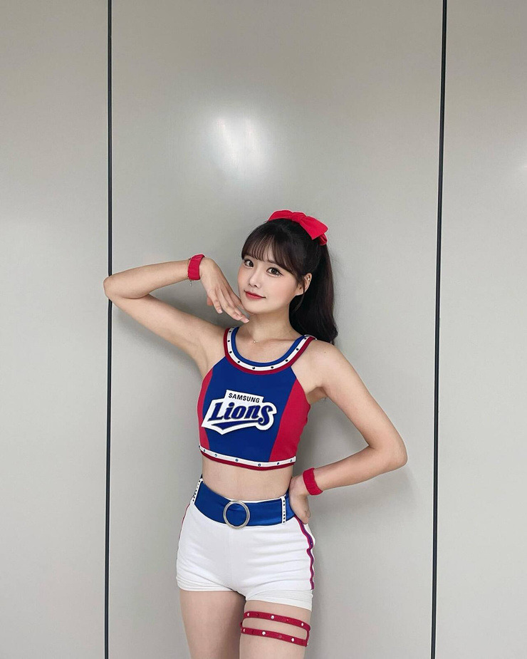 최홍라 치어리더 삼성 라이온즈 응원복 포즈
