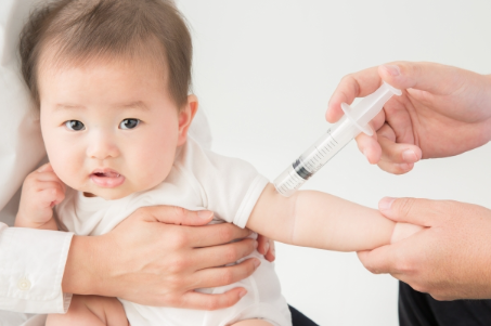 독감 예방접종 맞는 아기
