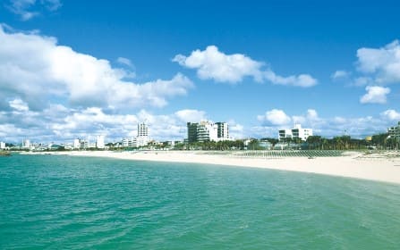 파란색 바다 위로 푸른색의 하늘이 보인다