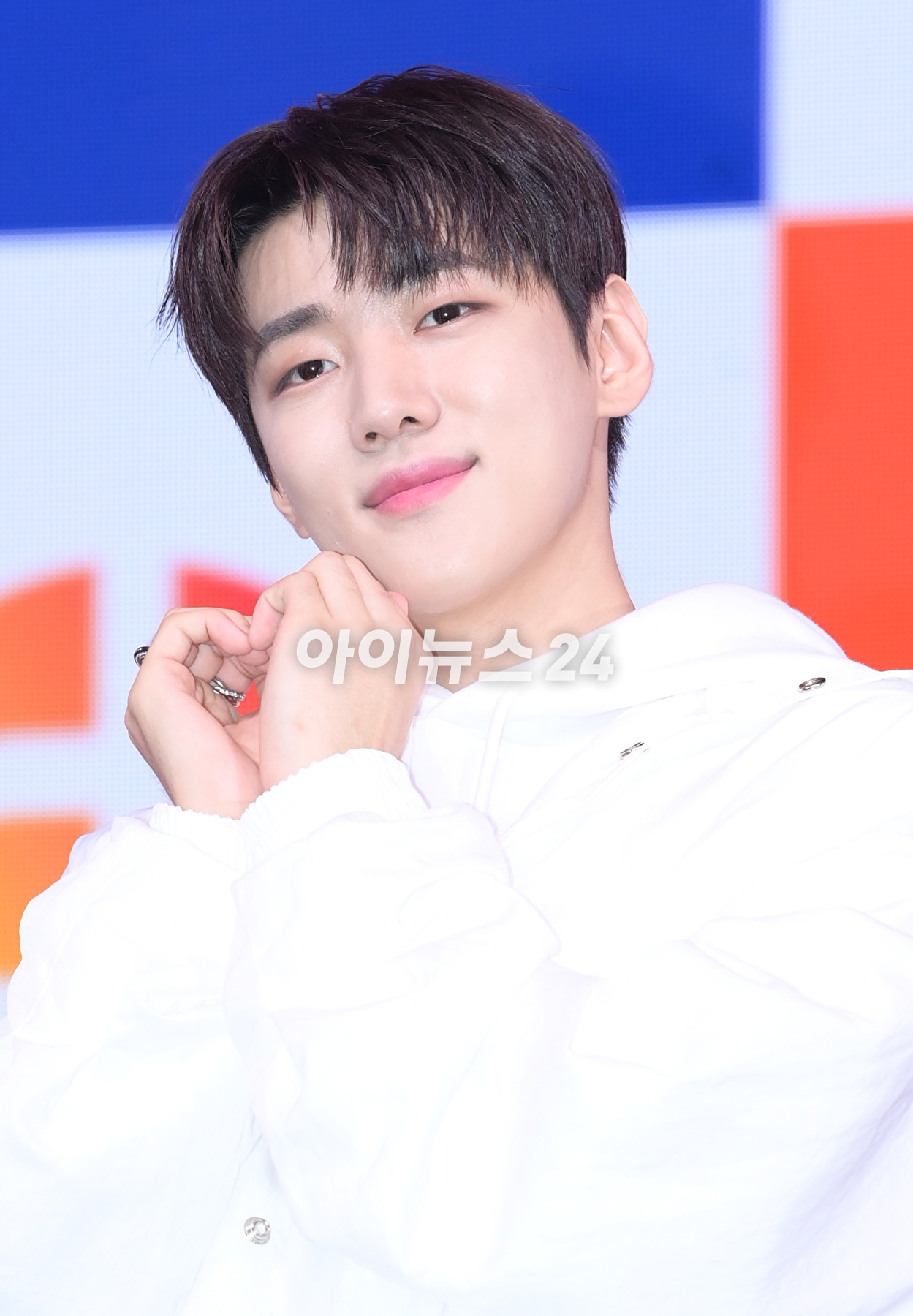 가수 재찬이 6일 오후 서울 광진구 예스24라이브홀에서 열린 DKZ 재찬의 첫 번째 미니앨범 '제이씨팩토리(JCFACTORY)' 발매 쇼케이스에 참석하고 있다. [사진=정소희 기자]