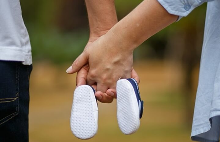 아기-신발을-함께-들고있는-부부