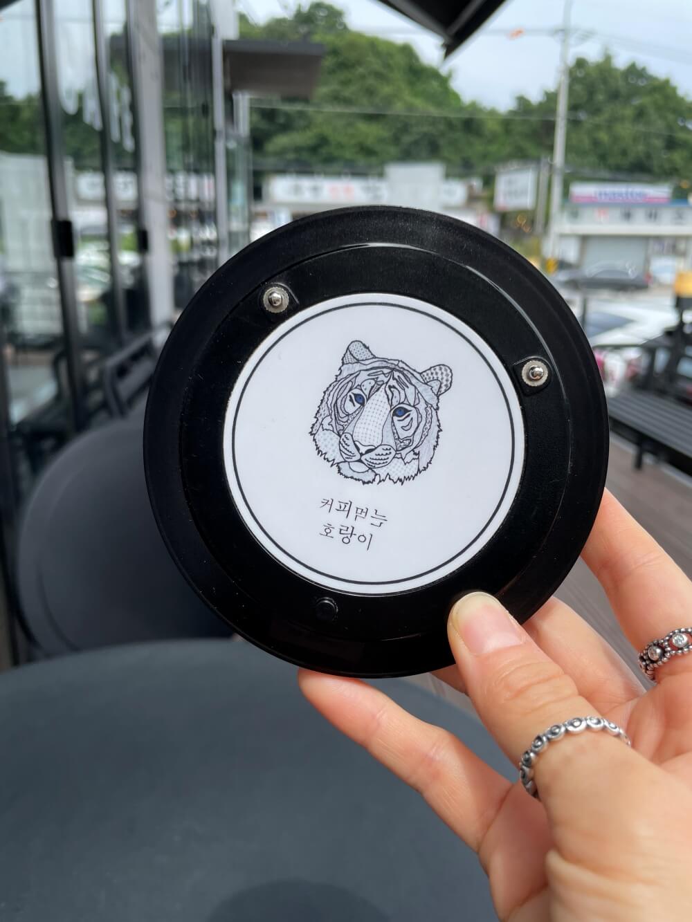 경기-가평-설악-로스터리-카페-커피먹는호랑이-진동벨