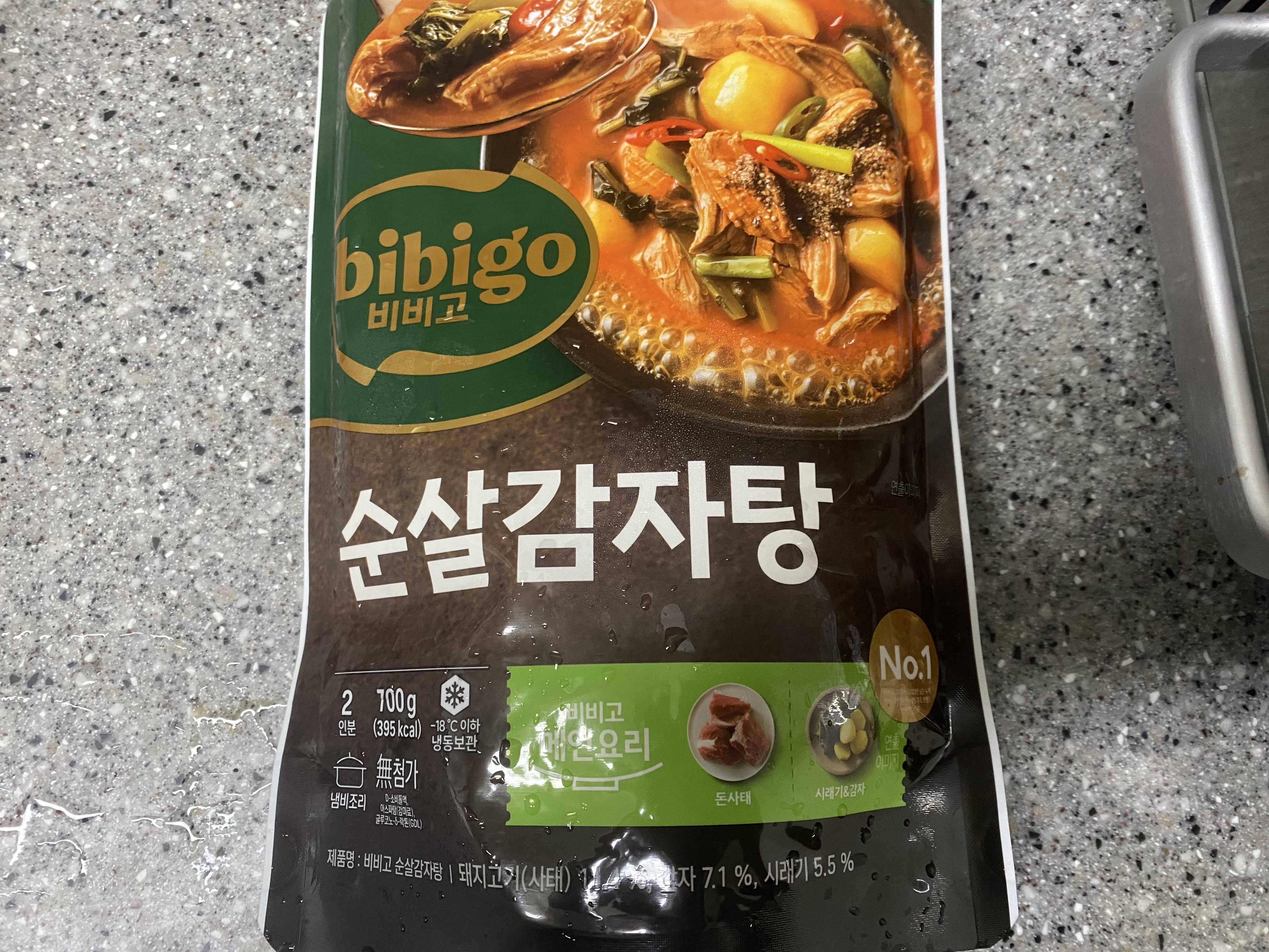 비비고 순살감자탕 700g 사진입니다.