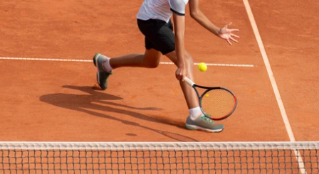 클레이 코트에서 슬라이스 발리중인 남자