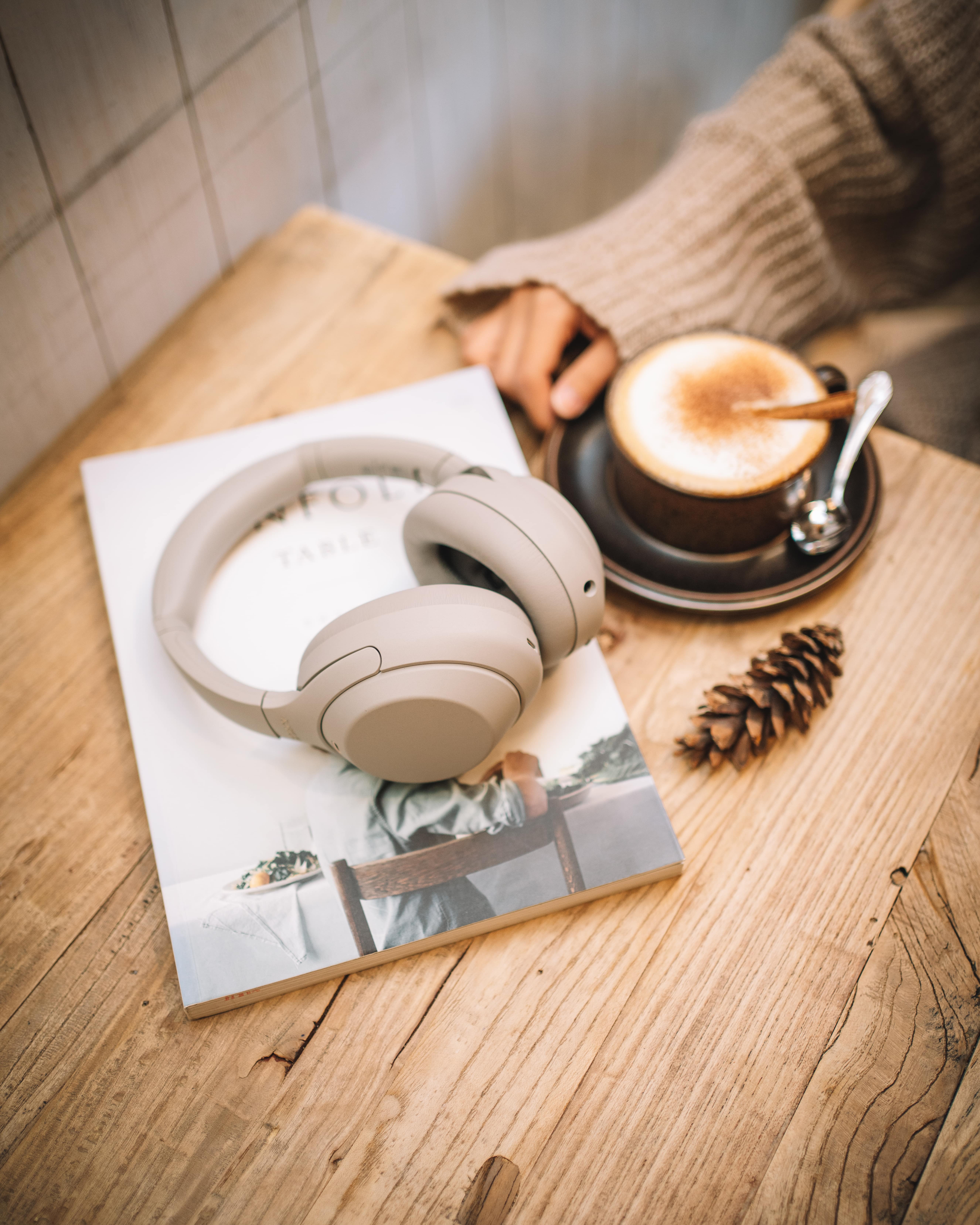 카페에서 WH-1000XM4를 사용하는 모습