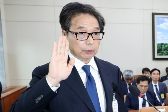 박영우 대유위니아그룹 회장이 국회 환경노동위원회 고용노동부 종합감사에서 증인선서를 하고 있는 모습. [사진=뉴시스]