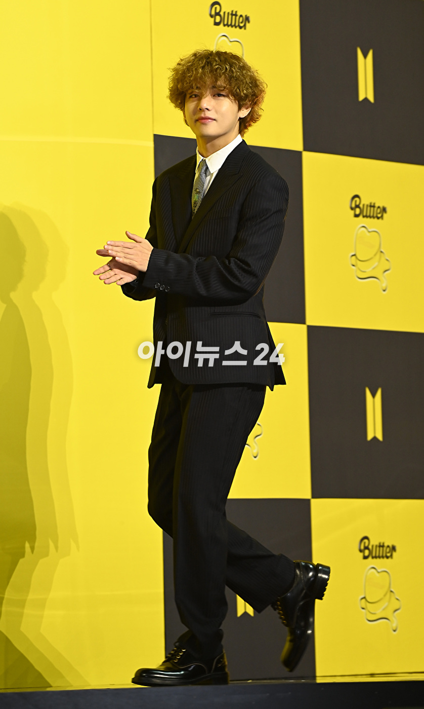 방탄소년단(BTS) 새 디지털 싱글 'Butter' 발매 기념 글로벌 기자간담회가 21일 오후 서울 송파구 방이동 올림픽공원 올림픽홀에서 열렸다. 방탄소년단 뷔(김태형)가 포토타임을 갖고 있다.