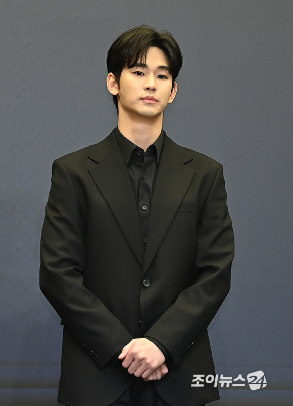 배우 김수현이 31일 오후 서울 마포구 상암동 스탠포드호텔 서울에서 열린 기자회견에 참석하고 있다. [사진=곽영래 기자]