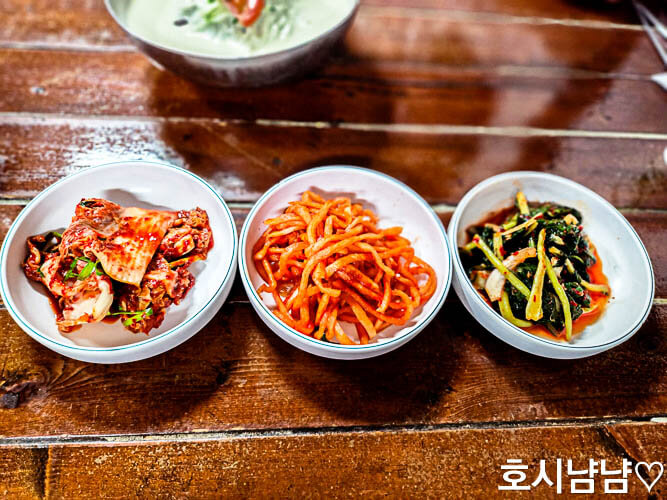 보리밥 + 김치 3종 + 고추장 = 쓱쓱 비벼 먹는 꿀조합!