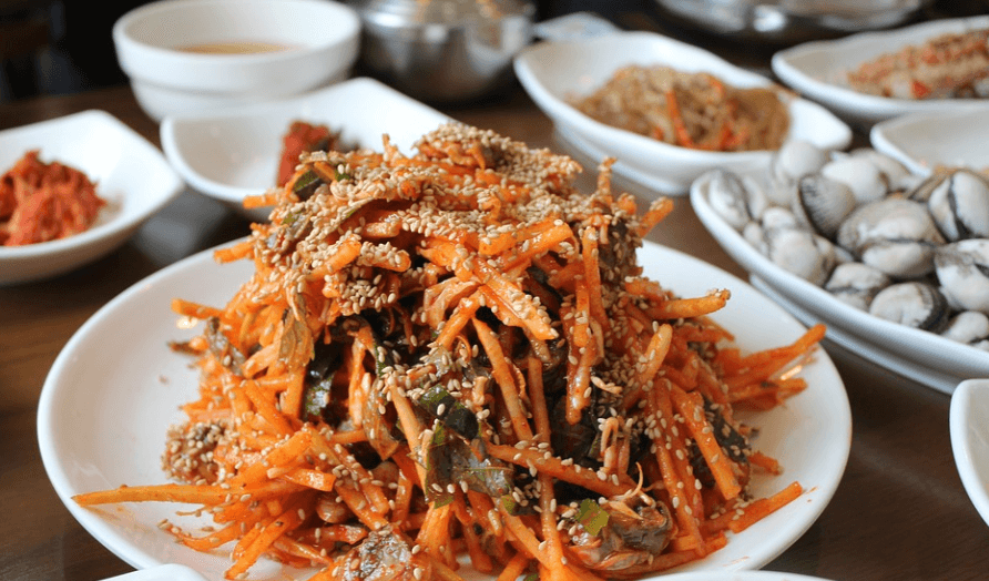 2월 제철 음식 꼬막 무침이 접시에 담겨 있다