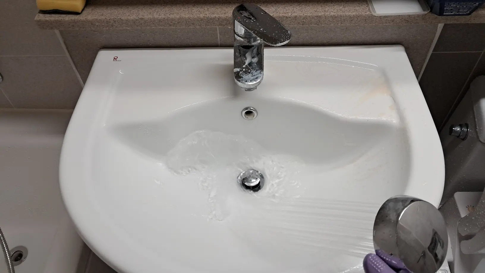 작은방-세면대-아스토니쉬-청소