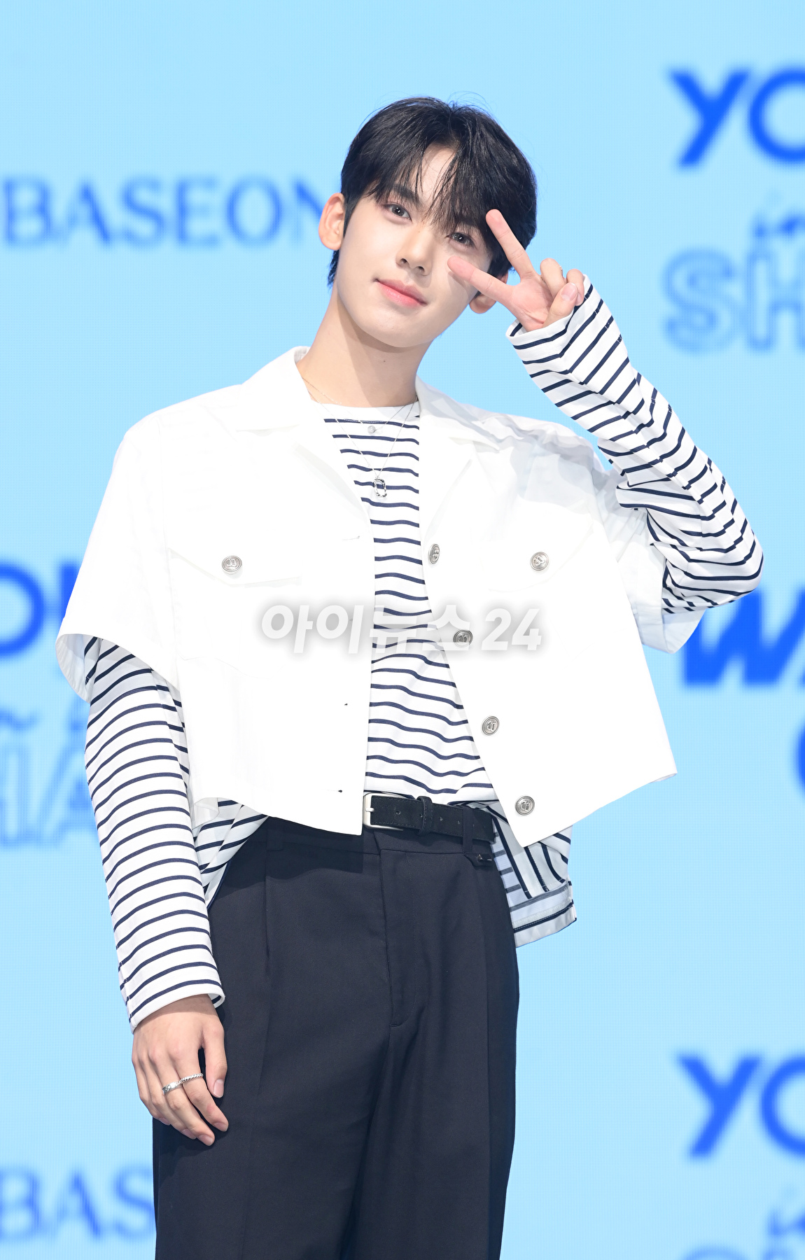 그룹 제로베이스원 한유진이 10일 오후 서울 광진구 광장동 예스24라이브홀에서 열린 제로베이스원(ZEROBASEONE) 데뷔 쇼케이스에서 멋진 무대를 선보이고 있다. [사진=정소희 기자]