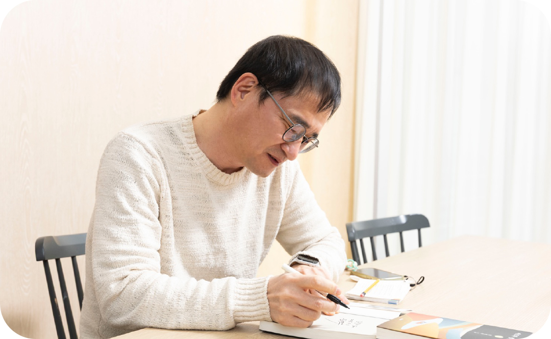 #글을 쓰고 있는 김연수 소설가