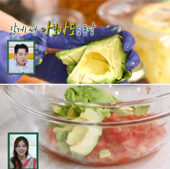 아보카도를 이용해서 만들고 있는 과카몰리 이미지