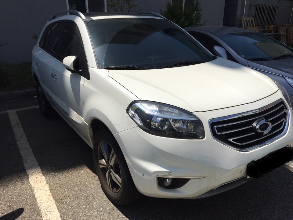 흰색 SUV 차량 전측면, 주차장에 정차된 모습